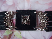 Charger l'image dans la galerie, Ceinture vintage Claudie - Chaînes multi rang poils noirs ornée d'un guépard. T 85. José Cotel. Made in France