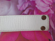 Charger l'image dans la galerie, Ceinture vintage Leslee - Cuir blanc, volutes dorés et strass. Leo Isba. Made in France. T 80