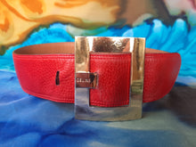 Charger l'image dans la galerie, Ceinture vintage Emy - Cuir rouge. Boucle dorée. Taille 65, XS. Céline. Made in Italy.
