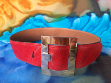 Charger l'image dans la galerie, Ceinture vintage Emy - Cuir rouge. Boucle dorée. Taille 65, XS. Céline. Made in Italy.