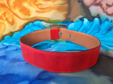 Charger l'image dans la galerie, Ceinture vintage Emy - Cuir rouge. Boucle dorée. Taille 65, XS. Céline. Made in Italy.
