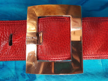 Charger l'image dans la galerie, Ceinture vintage Emy - Cuir rouge. Boucle dorée. Taille 65, XS. Céline. Made in Italy.