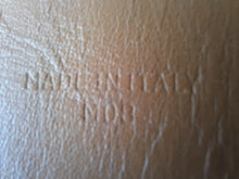 Charger l'image dans la galerie, Ceinture vintage Emy - Cuir rouge. Boucle dorée. Taille 65, XS. Céline. Made in Italy.