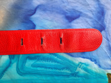 Charger l'image dans la galerie, Ceinture vintage Emy - Cuir rouge. Boucle dorée. Taille 65, XS. Céline. Made in Italy.