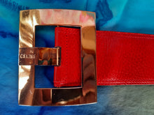 Charger l'image dans la galerie, Ceinture vintage Emy - Cuir rouge. Boucle dorée. Taille 65, XS. Céline. Made in Italy.