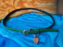 Charger l'image dans la galerie, Ceinture vintage Lola - Fine sangle verte et pendentif cœur siglé. Taille XS. Yves Saint Laurent. Made in France.