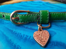 Charger l'image dans la galerie, Ceinture vintage Lola - Fine sangle verte et pendentif cœur siglé. Taille XS. Yves Saint Laurent. Made in France.