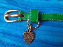 Charger l'image dans la galerie, Ceinture vintage Lola - Fine sangle verte et pendentif cœur siglé. Taille XS. Yves Saint Laurent. Made in France.