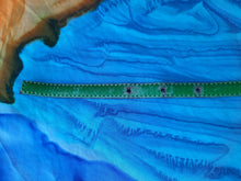 Charger l'image dans la galerie, Ceinture vintage Lola - Fine sangle verte et pendentif cœur siglé. Taille XS. Yves Saint Laurent. Made in France.