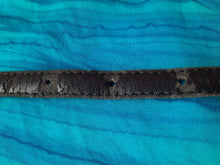 Charger l'image dans la galerie, Ceinture vintage Lola - Fine sangle verte et pendentif cœur siglé. Taille XS. Yves Saint Laurent. Made in France.