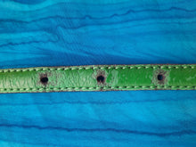 Charger l'image dans la galerie, Ceinture vintage Lola - Fine sangle verte et pendentif cœur siglé. Taille XS. Yves Saint Laurent. Made in France.