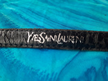 Charger l'image dans la galerie, Ceinture vintage Lola - Fine sangle verte et pendentif cœur siglé. Taille XS. Yves Saint Laurent. Made in France.