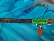 Charger l'image dans la galerie, Ceinture vintage Lola - Fine sangle verte et pendentif cœur siglé. Taille XS. Yves Saint Laurent. Made in France.