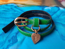 Charger l'image dans la galerie, Ceinture vintage Lola - Fine sangle verte et pendentif cœur siglé. Taille XS. Yves Saint Laurent. Made in France.