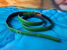 Charger l'image dans la galerie, Ceinture vintage Lola - Fine sangle verte et pendentif cœur siglé. Taille XS. Yves Saint Laurent. Made in France.