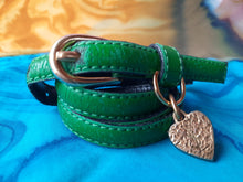 Charger l'image dans la galerie, Ceinture vintage Lola - Fine sangle verte et pendentif cœur siglé. Taille XS. Yves Saint Laurent. Made in France.