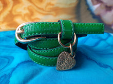 Charger l'image dans la galerie, Ceinture vintage Lola - Fine sangle verte et pendentif cœur siglé. Taille XS. Yves Saint Laurent. Made in France.