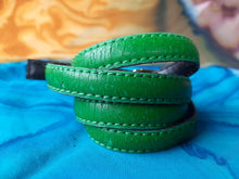 Charger l'image dans la galerie, Ceinture vintage Lola - Fine sangle verte et pendentif cœur siglé. Taille XS. Yves Saint Laurent. Made in France.