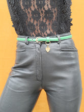 Charger l'image dans la galerie, Ceinture vintage Lola - Fine sangle verte et pendentif cœur siglé. Taille XS. Yves Saint Laurent. Made in France.