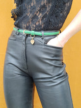 Charger l'image dans la galerie, Ceinture vintage Lola - Fine sangle verte et pendentif cœur siglé. Taille XS. Yves Saint Laurent. Made in France.