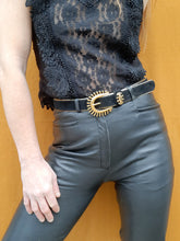 Charger l'image dans la galerie, Ceinture vintage Néfertiti- Velours noir et boucle dorée. Made in France