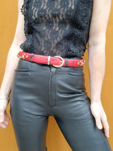 Charger l'image dans la galerie, Ceinture vintage Léna - Croute de vachette rouge et décorations métalliques dorées. Made in France.