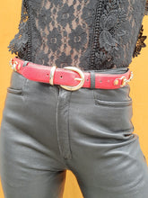 Charger l'image dans la galerie, Ceinture vintage Léna - Croute de vachette rouge et décorations métalliques dorées. Made in France.