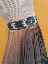 Charger l'image dans la galerie, Ceinture vintage Claudie - Chaînes multi rang poils noirs ornée d'un guépard. T 85. José Cotel. Made in France