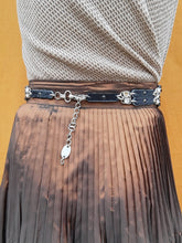 Charger l'image dans la galerie, Ceinture vintage Claudie - Chaînes multi rang poils noirs ornée d'un guépard. T 85. José Cotel. Made in France