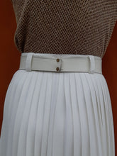 Charger l'image dans la galerie, Ceinture vintage Leslee - Cuir blanc, volutes dorés et strass. Leo Isba. Made in France. T 80