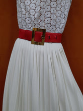 Charger l'image dans la galerie, Ceinture vintage Emy - Cuir rouge. Boucle dorée. Taille 65, XS. Céline. Made in Italy.