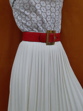 Charger l'image dans la galerie, Ceinture vintage Emy - Cuir rouge. Boucle dorée. Taille 65, XS. Céline. Made in Italy.