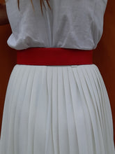 Charger l'image dans la galerie, Ceinture vintage Emy - Cuir rouge. Boucle dorée. Taille 65, XS. Céline. Made in Italy.