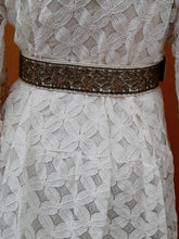 Charger l'image dans la galerie, Ceinture vintage Fiona - Cuir et dentelle bronze. Boucle vierge. Manoush. T 80
