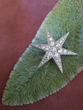 Charger l'image dans la galerie, Broche ancienne Juliette - Etoile argentée ornée de strass. Yves Saint Laurent. Made in France