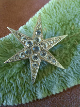 Charger l'image dans la galerie, Broche ancienne Juliette - Etoile argentée ornée de strass. Yves Saint Laurent. Made in France