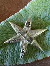 Charger l'image dans la galerie, Broche ancienne Juliette - Etoile argentée ornée de strass. Yves Saint Laurent. Made in France