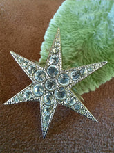 Charger l'image dans la galerie, Broche ancienne Juliette - Etoile argentée ornée de strass. Yves Saint Laurent. Made in France