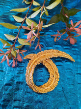Charger l'image dans la galerie, Broche ancienne Emmy - Feuille dorée Carven.