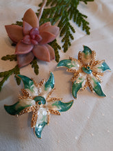 Charger l'image dans la galerie, Boucles d'oreille anciennes Jenny - Fleurs vertes émaillées et strass.