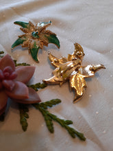 Charger l'image dans la galerie, Boucles d'oreille anciennes Jenny - Fleurs vertes émaillées et strass.