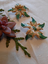 Charger l'image dans la galerie, Boucles d'oreille anciennes Jenny - Fleurs vertes émaillées et strass.