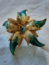 Charger l'image dans la galerie, Boucles d'oreille anciennes Jenny - Fleurs vertes émaillées et strass.