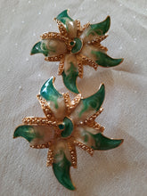 Charger l'image dans la galerie, Boucles d'oreille anciennes Jenny - Fleurs vertes émaillées et strass.