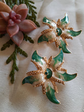 Charger l'image dans la galerie, Boucles d'oreille anciennes Jenny - Fleurs vertes émaillées et strass.