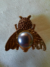 Charger l'image dans la galerie, Broche ancienne Marthe - Bourdon bronze et perle grise.