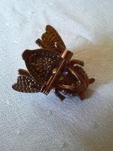 Charger l'image dans la galerie, Broche ancienne Marthe - Bourdon bronze et perle grise.