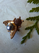 Charger l'image dans la galerie, Broche ancienne Marthe - Bourdon bronze et perle grise.