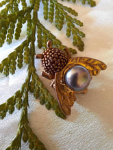 Charger l'image dans la galerie, Broche ancienne Marthe - Bourdon bronze et perle grise.