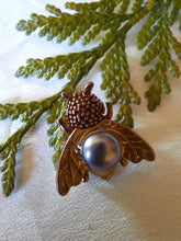 Charger l'image dans la galerie, Broche ancienne Marthe - Bourdon bronze et perle grise.